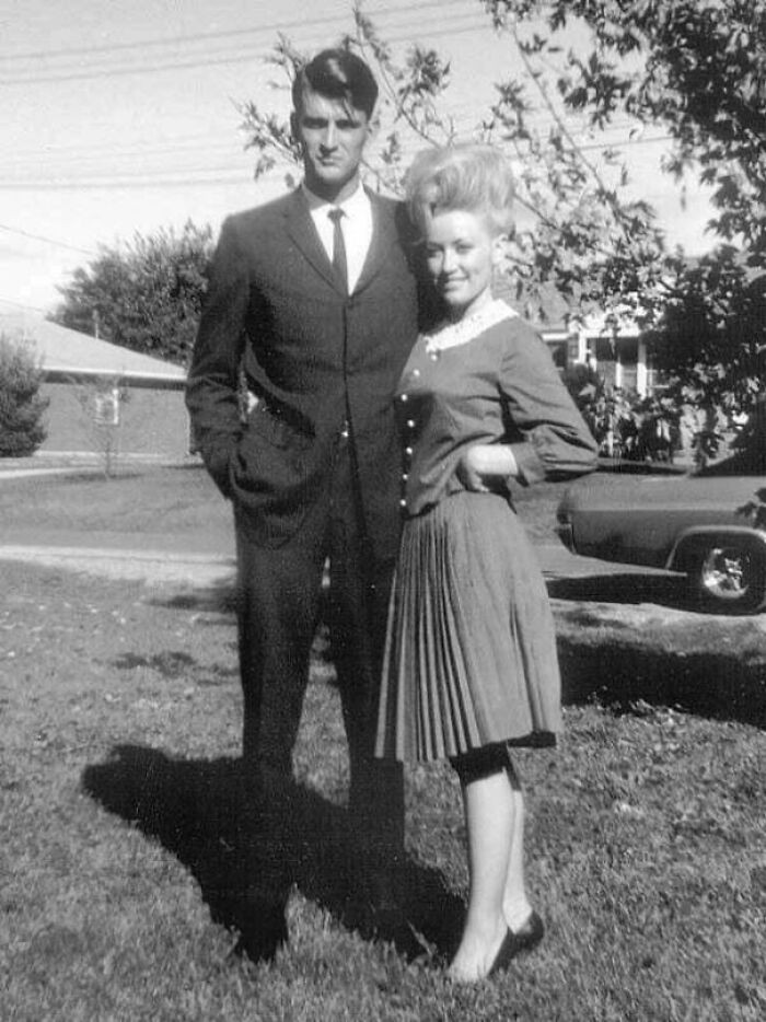 8. Young Dolly Parton and her husband Carl Dean, who have been married since 1966