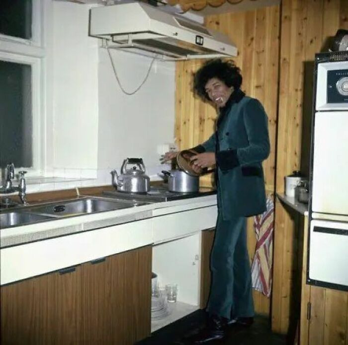10. Jimi Hendrix rented Ringo Starr’s apartment in London back in 1966
