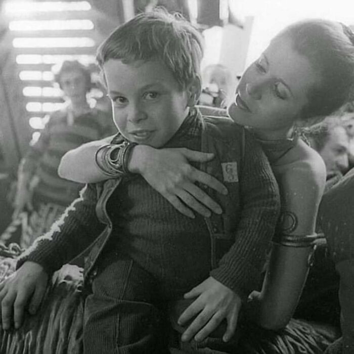 32. Carrie Fisher and a 13-year-old Warwick Davis behind the scenes of 
