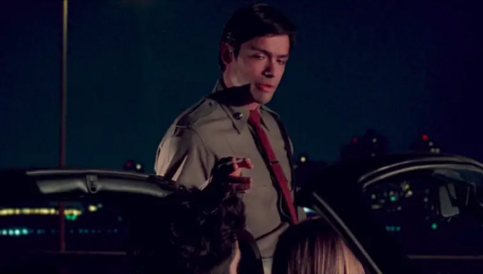 35. All My Children star, Mark Consuelos, was a cop who pulled Rachel over on Friends