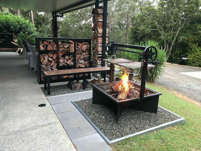 Grill area for barbecue evenings.
