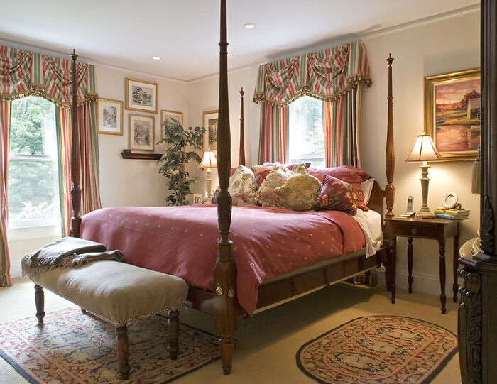 Having a roommate who's a mistress isn't fun.