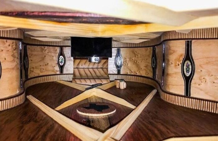 6. The interior of the guitar resembles a luxurious apartment when viewed from a third-person perspective.