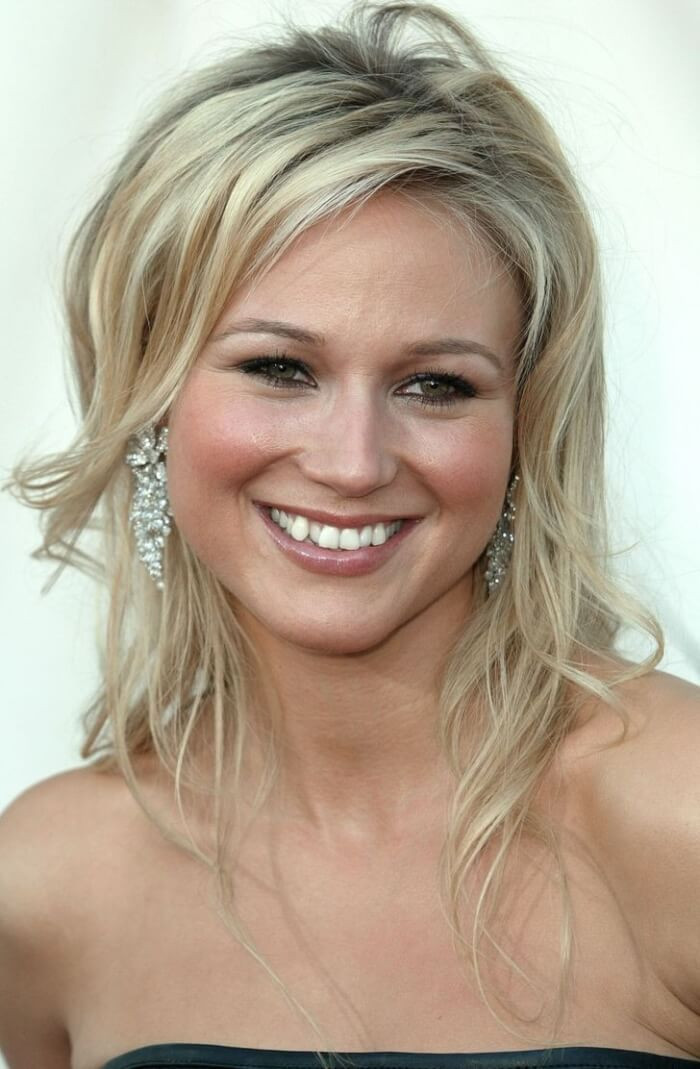 7. A person with a horrifying set of teeth can occasionally succeed as a vocalist, and Jewel is the perfect example.