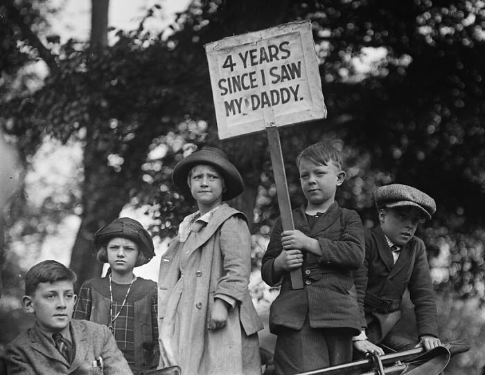 Picketers outside the White House holding a sign that reads “Four years since I last saw my father,” Washington, D.C., 1922.