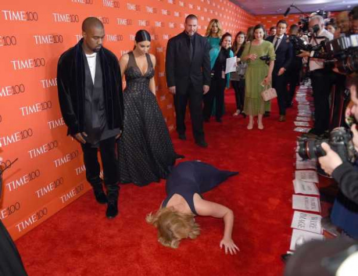 10. In 2015, Amy Schumer intentionally tripped and fell in front of Kim Kardashian and Kanye West on the red carpet as a prank at the Time 100 gala