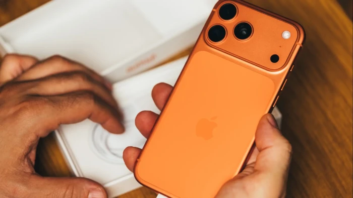 Smartphone trade-in lineup with labels, showing top models and customer regret notes