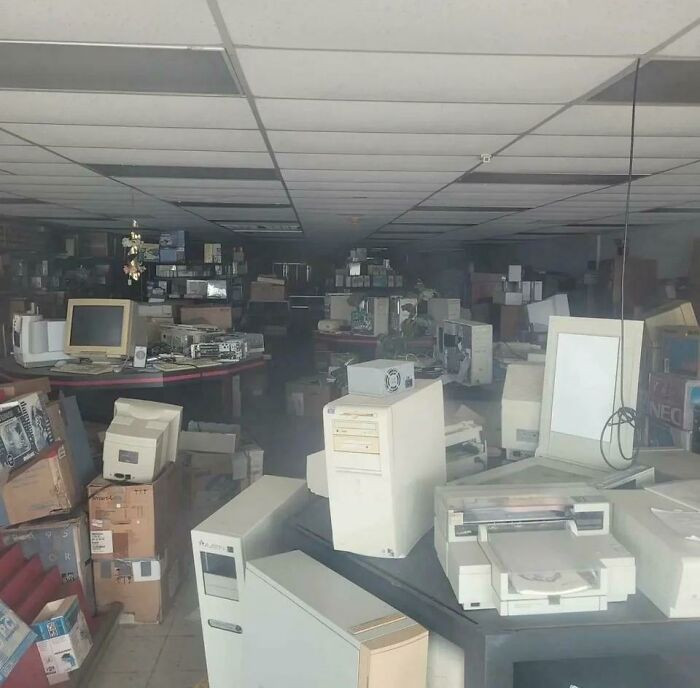 "Inside PC Store That Was Abandoned 20 Years Ago"
