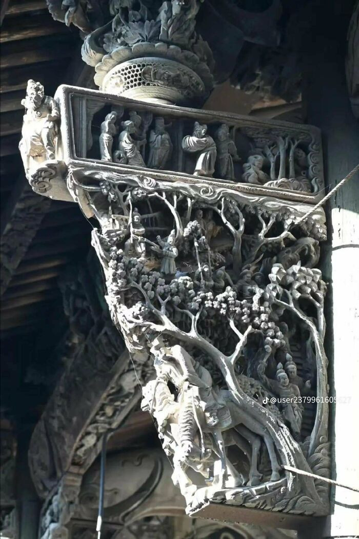 "The Amount Of Detail On Chinese Column Supporter Architecture"