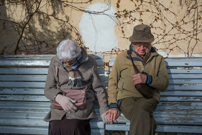 Street photographer captures a surprising moment, prompting a humorous “wait, what” reaction.