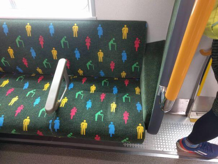 4. The seat pattern on the train tells you where priority seating is: