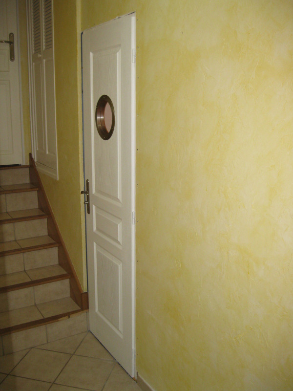 Olivier-FR even installed a perfectly suited door featuring a nautical-style window.