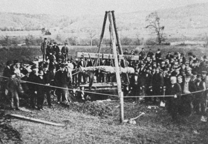 "Excavation of the 'Cardiff Giant' in 1869" / photo