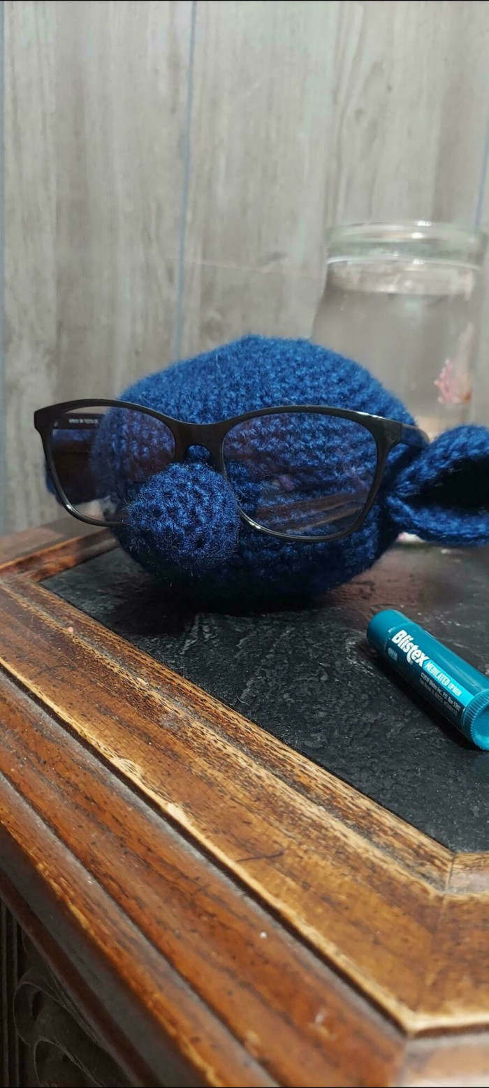 "Peep My Glasses Holder"