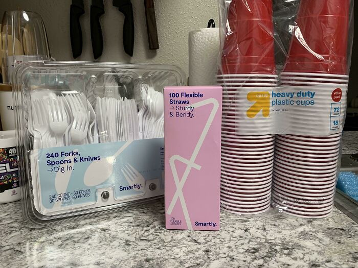 "Roommate Kept Letting My Girlfriend’s Cups And Straws Mold So My Mom Pulled The Petty Card And Sent Us These"