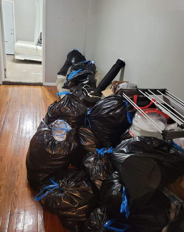 3. Following an exhausting day at work, during which I didn't have a chance to eat and had to wait four hours for a sample that ended up being canceled, I returned home at 7 PM only to discover all my belongings packed in garbage bags.