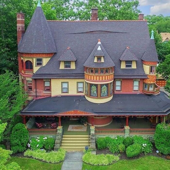 39. What a beautiful mansion. Whoever lived here was very lucky.