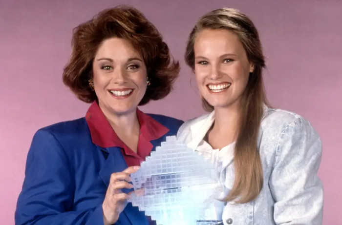 54. The cube that Evie used to talk to her dad, Troy, on Out of This World