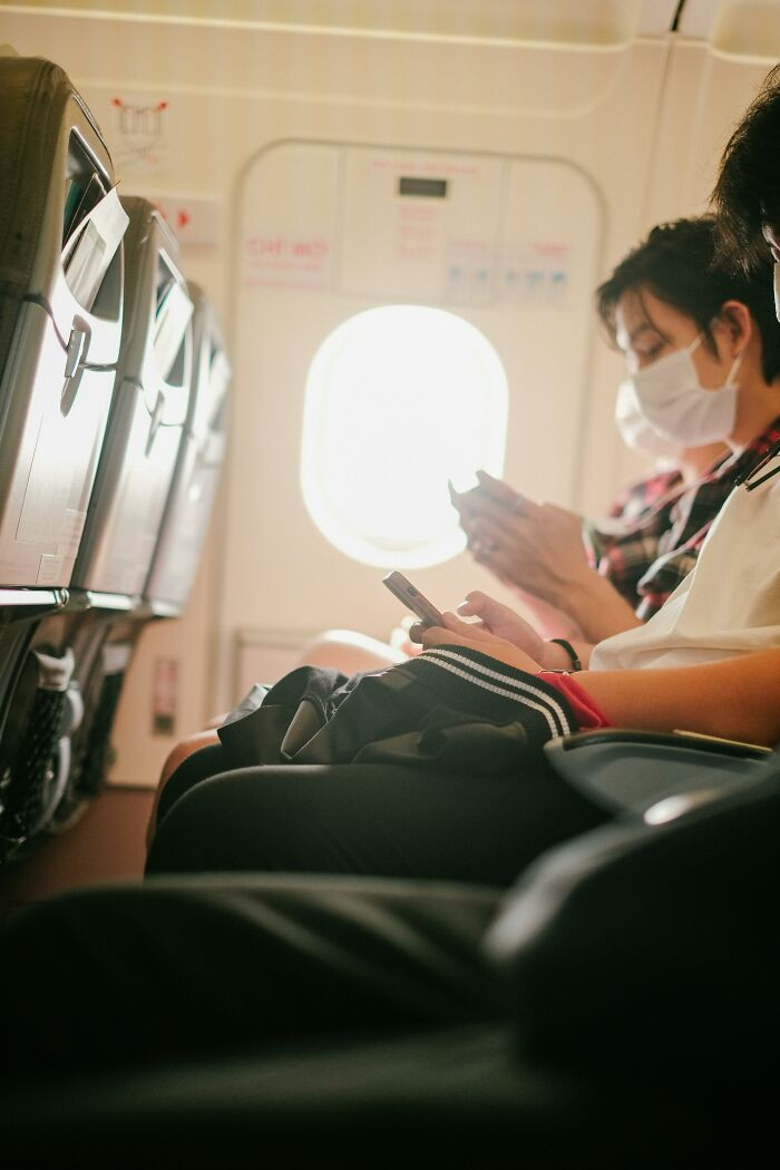 Should You Keep Your Shoes On During Takeoff and Landing?