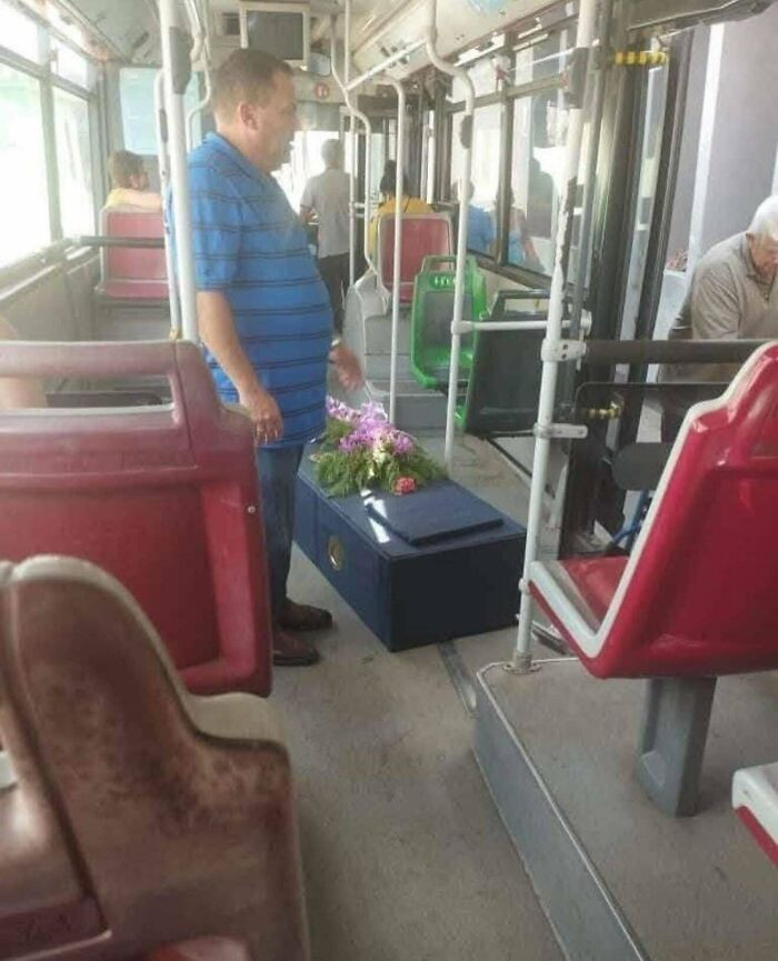 The family couldn’t find a funeral car, so they transported the coffin on a public bus instead. A truly unusual final journey. Cuba, 2025.