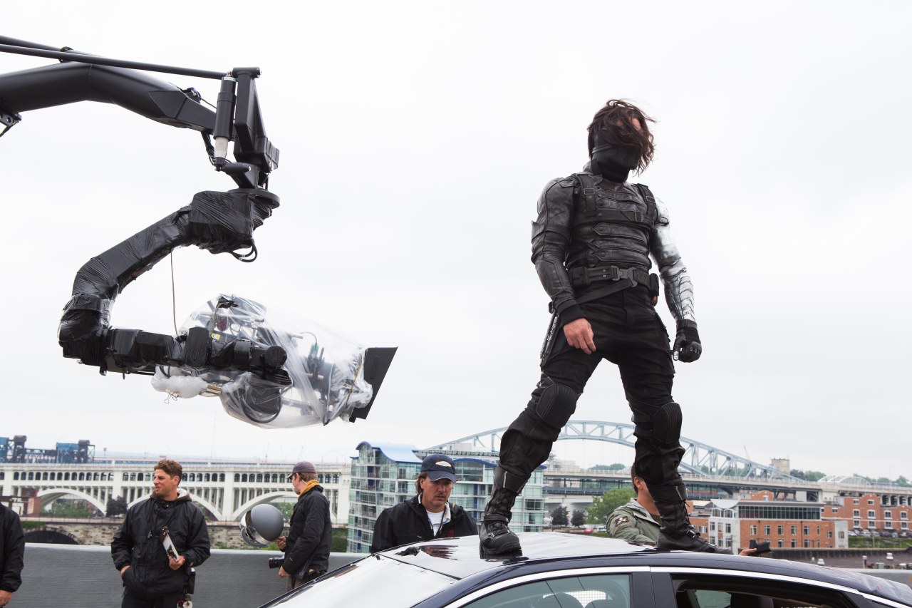 In a behind-the-scenes clip shared widely on Reddit, the two actors are seen exchanging punches and performing some impressive acrobatic moves.
