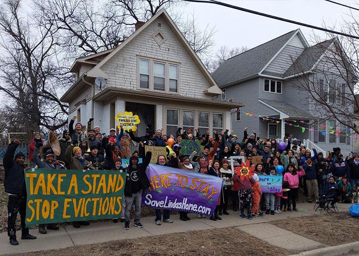 As it turned out, over 400 people signed a petition to have the landlord cancel Linda's lease termination. They also started negotiations to transfer the ownership of the house to the rightful old lady.