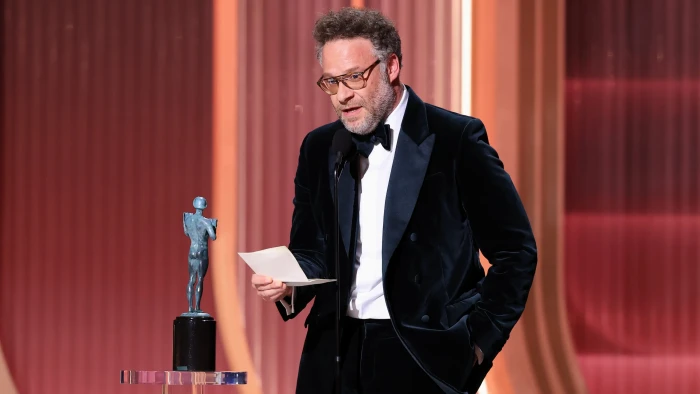 Seth Rogen accepts a posthumous award, standing beside Catherine O’Hara’s tribute