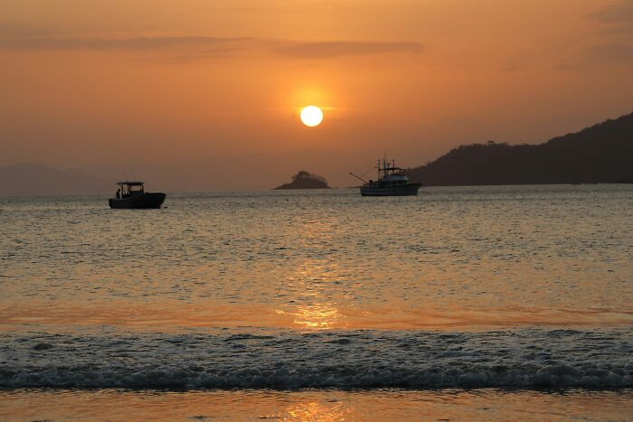 Panama is one of the few places on Earth where you can watch the sunrise over the Pacific and the sunset over the Atlantic—and before you fact-check me, pull up a map first 😄