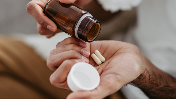 Jaundice symptoms checklist for painkiller users, consult healthcare provider guidance.