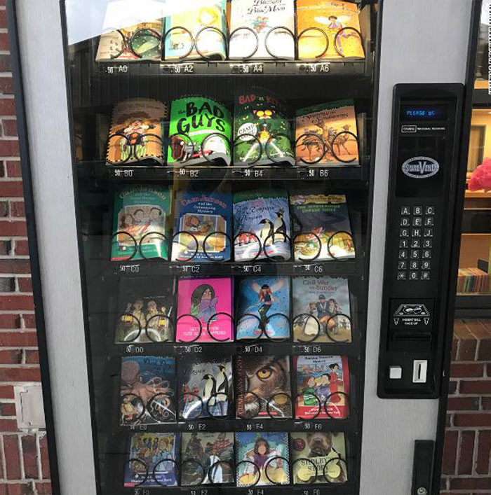 13. Instead Of Sugary Treats, Fatty Chips, Or High-Calorie Sodas, A Vending Machine At This Elementary School Is Filled With Books