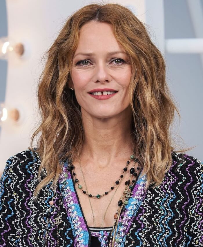 2. Vanessa Paradis, a French actress and singer, never tries to cover up her tooth gaps. Instead, she has turned this flaw into a current trend.