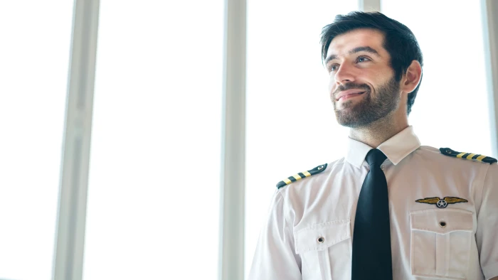 Pilot briefing on facial hair rules, oxygen mask fit and compliance emphasized