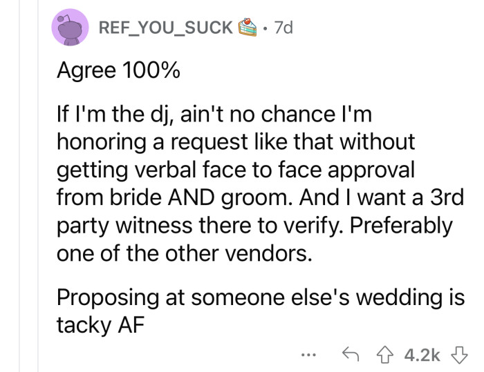 It's 'tacky AF' to propose at someone else's wedding.