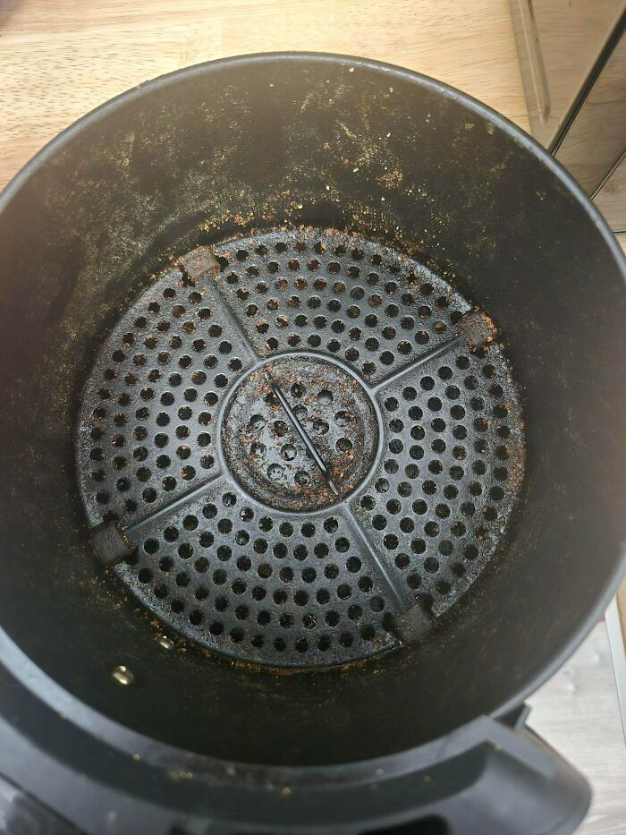"Let My Ex-Roommates Use My Air Fryer. Apparently, That Means They Don't Need To Clean It."