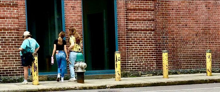 "Who Wore It Better? Spotted This Perfect Match On A NOLA Sidewalk"