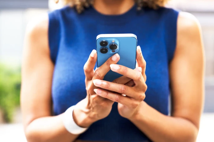 Email signature design comparing iPhone and Android, featuring “Sent from my iPhone”