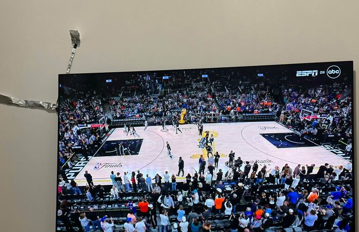 "Boyfriend Wanted To Watch The Knicks Game, So I Made A DIY HDTV Antenna"
