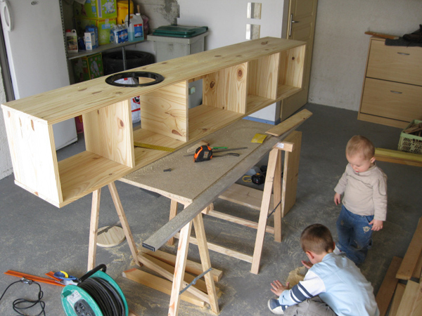 When it was time to build furniture, Olivier-FR enlisted the help of the entire family.