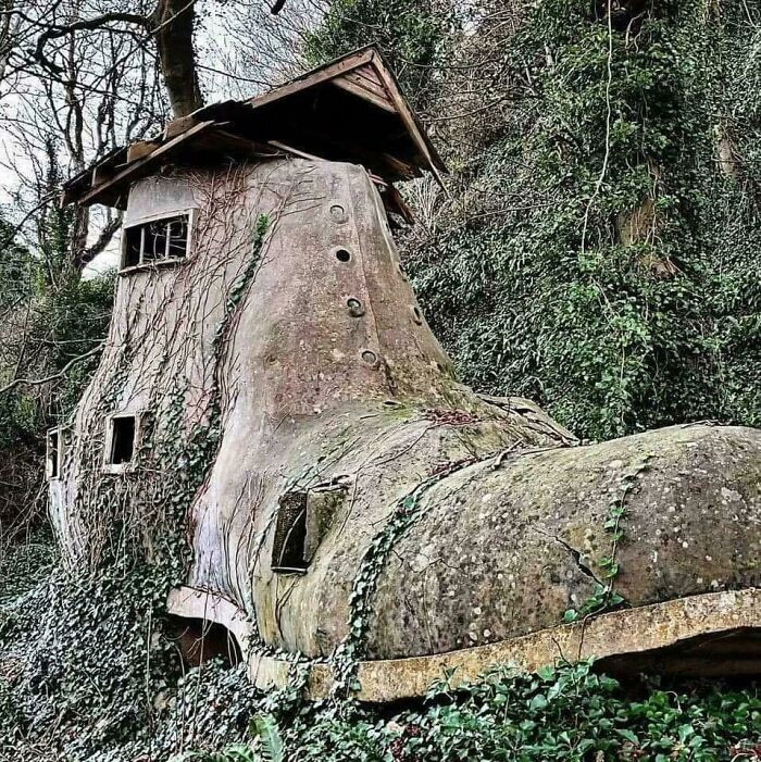 Abandoned Shoe House In The Woods Of England - Isle Of Wight - Built In The 1950's