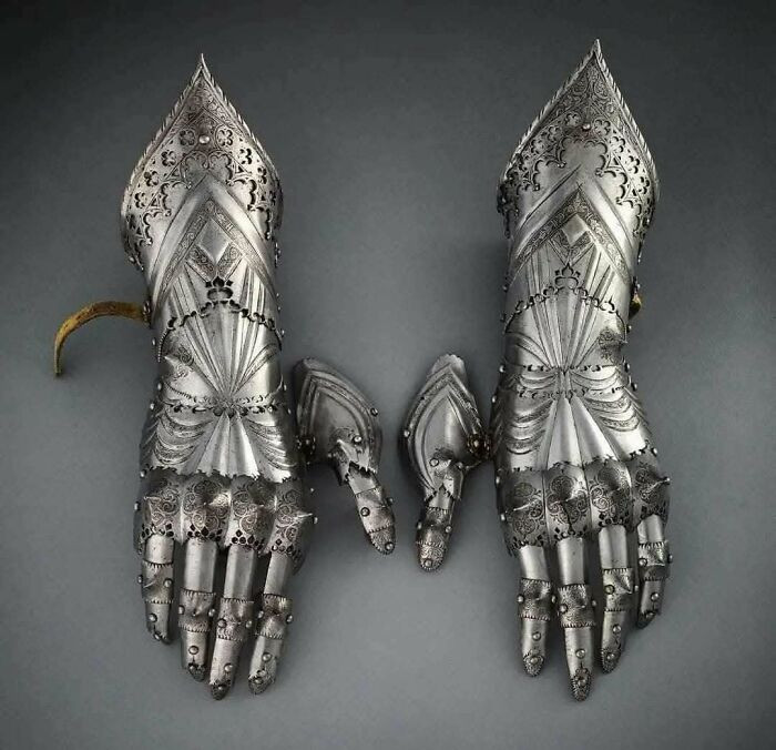 Gothic articulated gauntlets of Holy Roman Emperor Maximilian I - Augsburg, South Germany, c. 1490.
