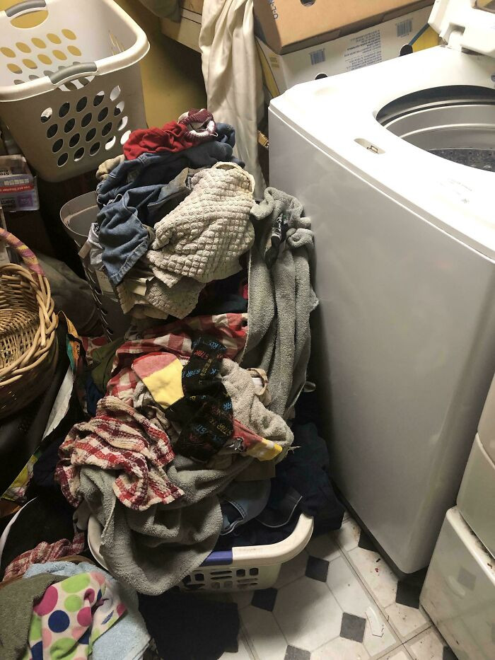 "Gone For Two Weeks. My Husband Piled His Clothes By The Washer Instead Of Doing His Own Laundry 😡"