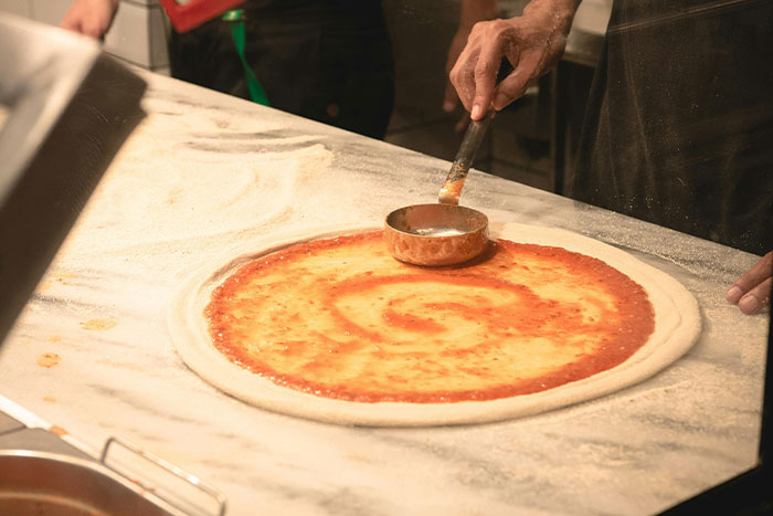 Guy tries to get free pizzas.