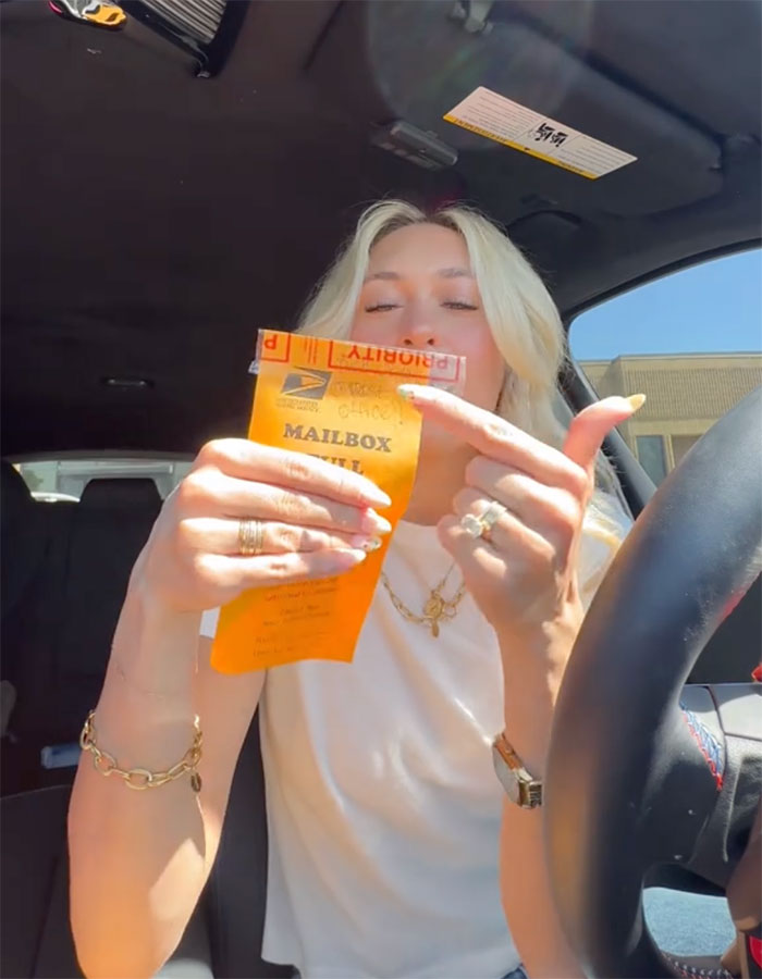 A woman left a gift basket filled with tasty treats at her door to apologize to her mailman.