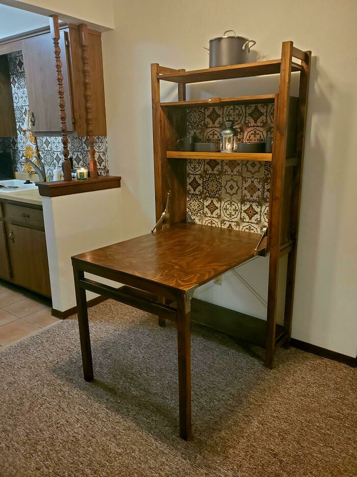 27. Stained Ivar with a foldable table