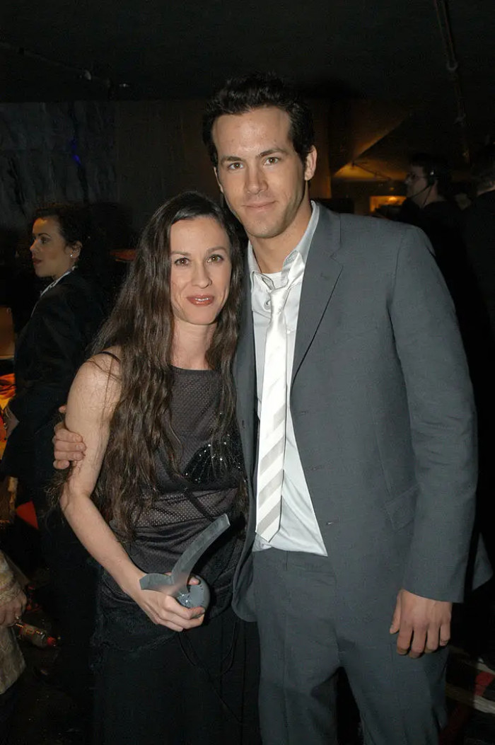 17. In 2002, Alanis Morissette and Ryan Reynolds started dating