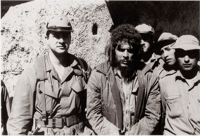 "Cia Agent Felix Rodriguez (Left) And Bolivian Soldiers Pose With Che Guevara Moments Before His Ex*cution. Bolivia, 9 October 1967"