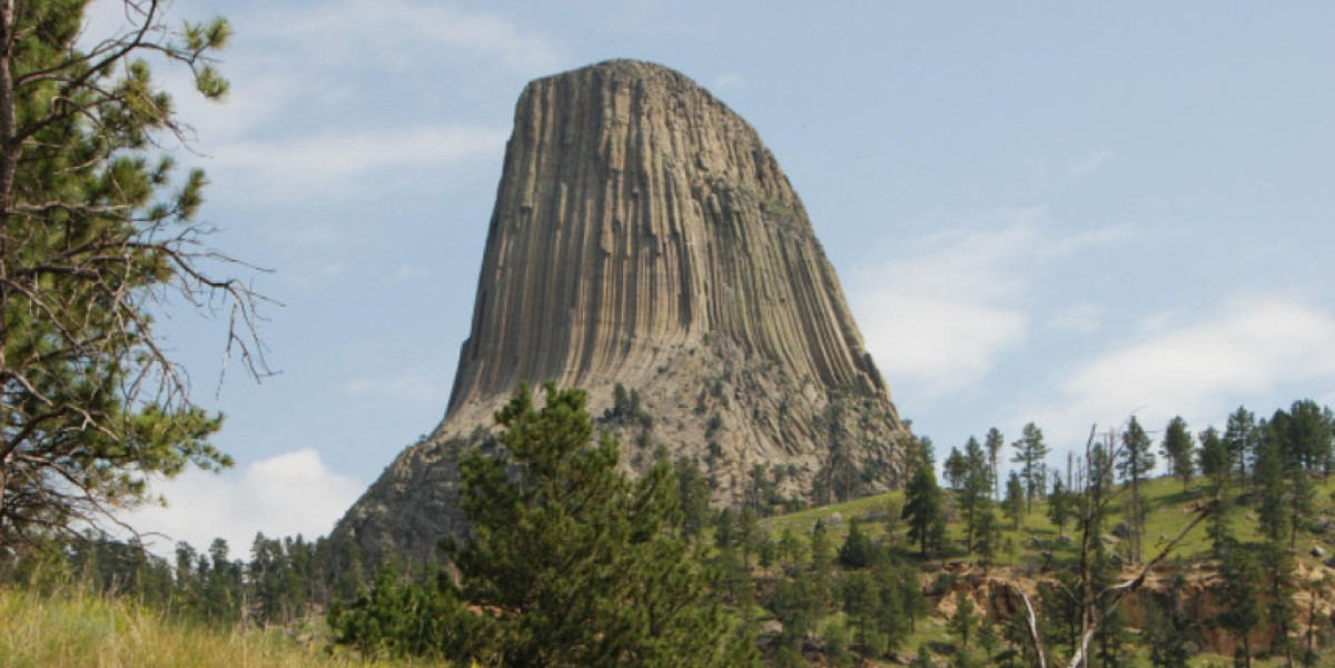 Devils Tower in Wyoming: The First National Monument, the Bear Lodge, and the Geology Nobody Has Fully Figured Out