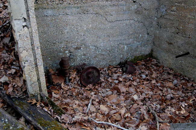 An old pump-like mechanism, probably for drawing water from the river