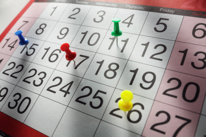 Use un calendario: Un calendario nos ayudará a organizar nuestras tareas y eventos, asegurándonos de no olvidar nada importante.