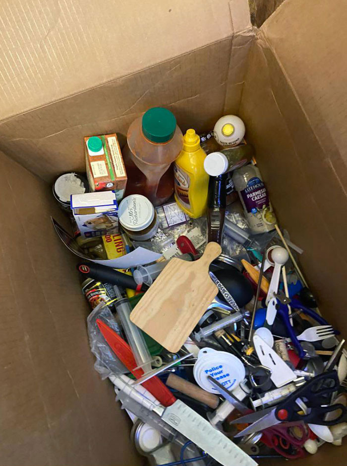 15. This Is How My Boyfriend Packed Up A Moving Box With Kitchen Stuff While I Was At Work